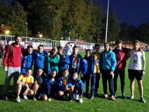 Uno-scatto-del-gruppo-Cadetti-e-Ragazzi-di-Atletica-85-con-gli-allenatori--Repertorio-.jpg