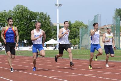 Filippo_Balducci_al_centro_sui_100m_a_Modena.jpg