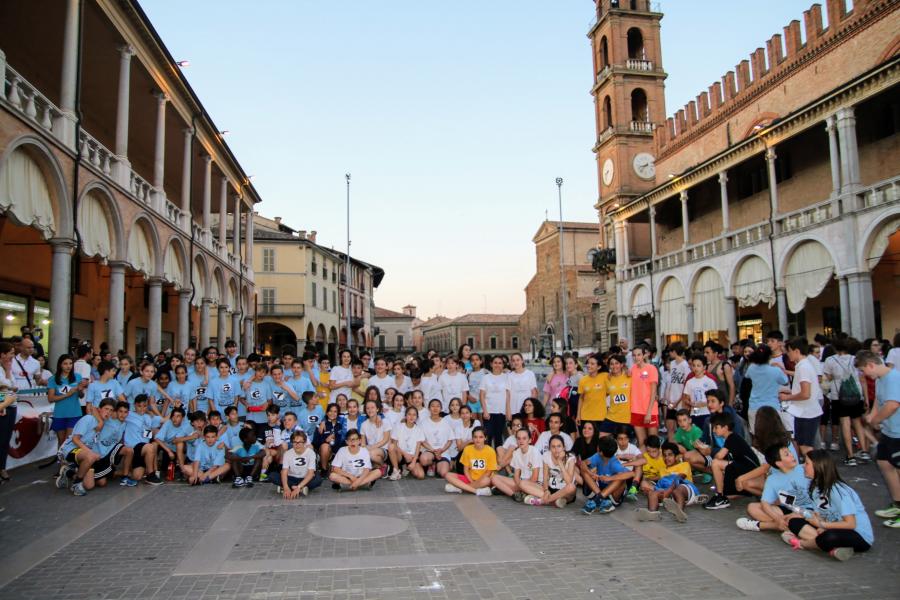 Alcuni_dei_partecipanti_alle_staffette_in_Piazza_del_popolo_a_Faenza_del_17_maggio_2017.JPG.jpg