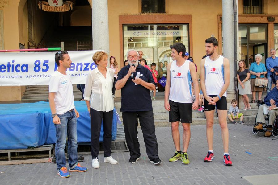 Da_sinistra_il_tecnico_di_A85_Francesco_Di_Stefano_Sara_Simeoni_il_Presidente_di_A85_Stefano_Casanova_e_gli_atleti_Riccardo_Bacchini_e_Marco_Patuelli.JPG.jpg