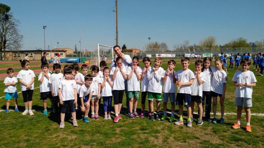 La_squadra_delle_staffette_giovanili_di_Atletica_85_Esordienti_e_Ragazzi_maschi_e_femmine.jpg