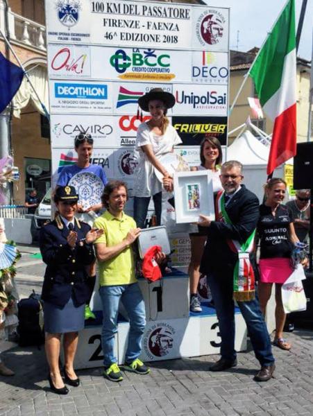 La_premiazione_femminile_del_Passatore_2018._Elisa_Zannoni_di_Atletica_85_Faenza_sul_terzo_gradino_del_podio.jpg