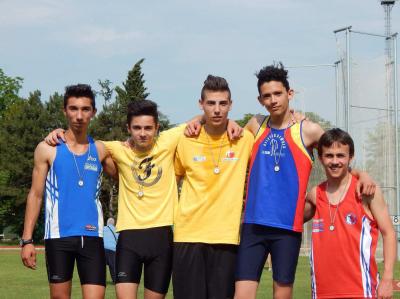 Filippo Al Centro In Maglia Gialla Con Al Collo La Medaglia D Oro Dei CdS