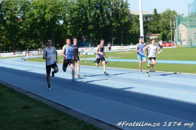 Carlo Montaguti Durante I 100m A Modena Con La Canotta Bianca A Destra 