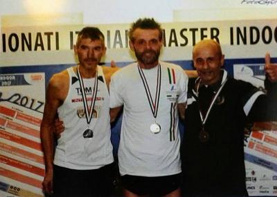Giuseppe Gorini Al Centro Con La Medaglia Del Del Titolo Italiano Sui 3000 M Indoor